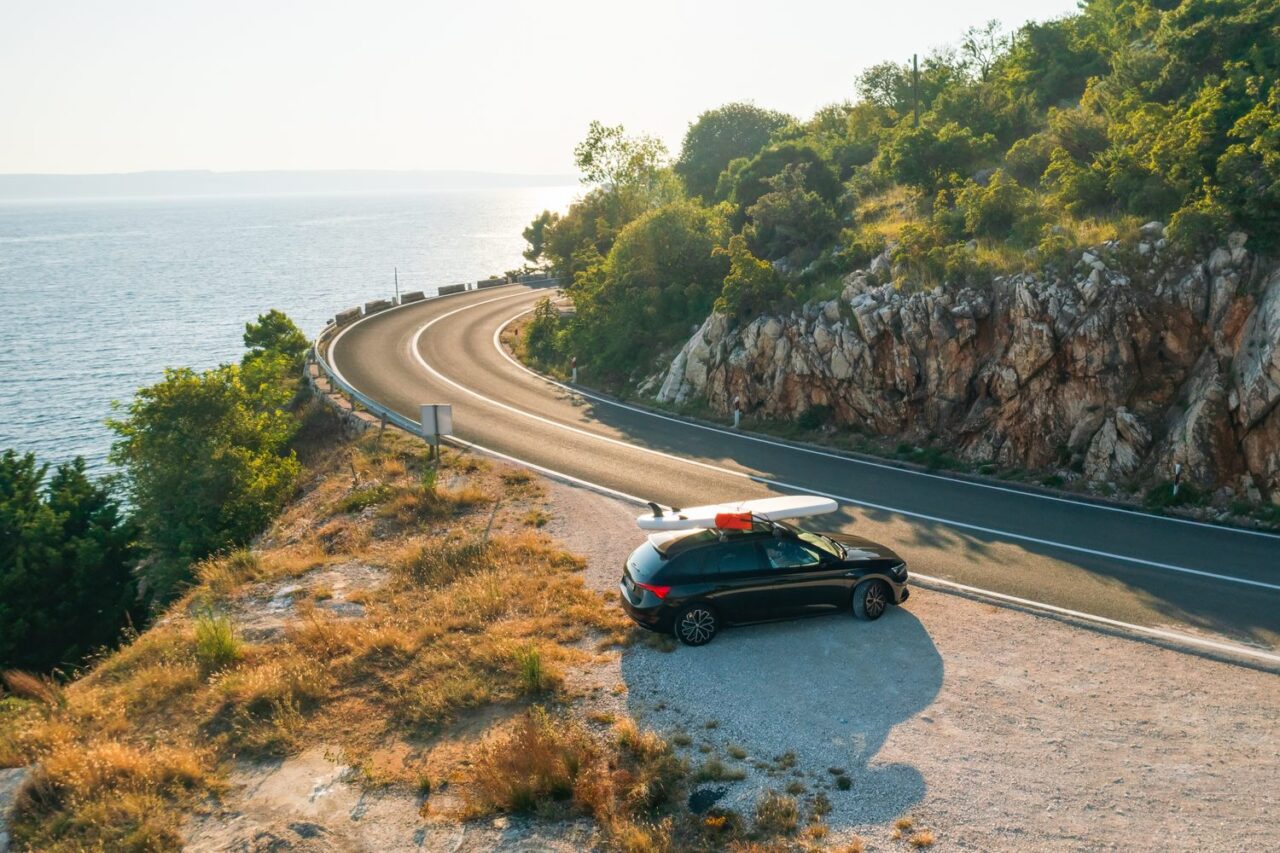 Voiture roulant sur une route côtière de Slovénie avec la mer Adriatique en arrière-plan